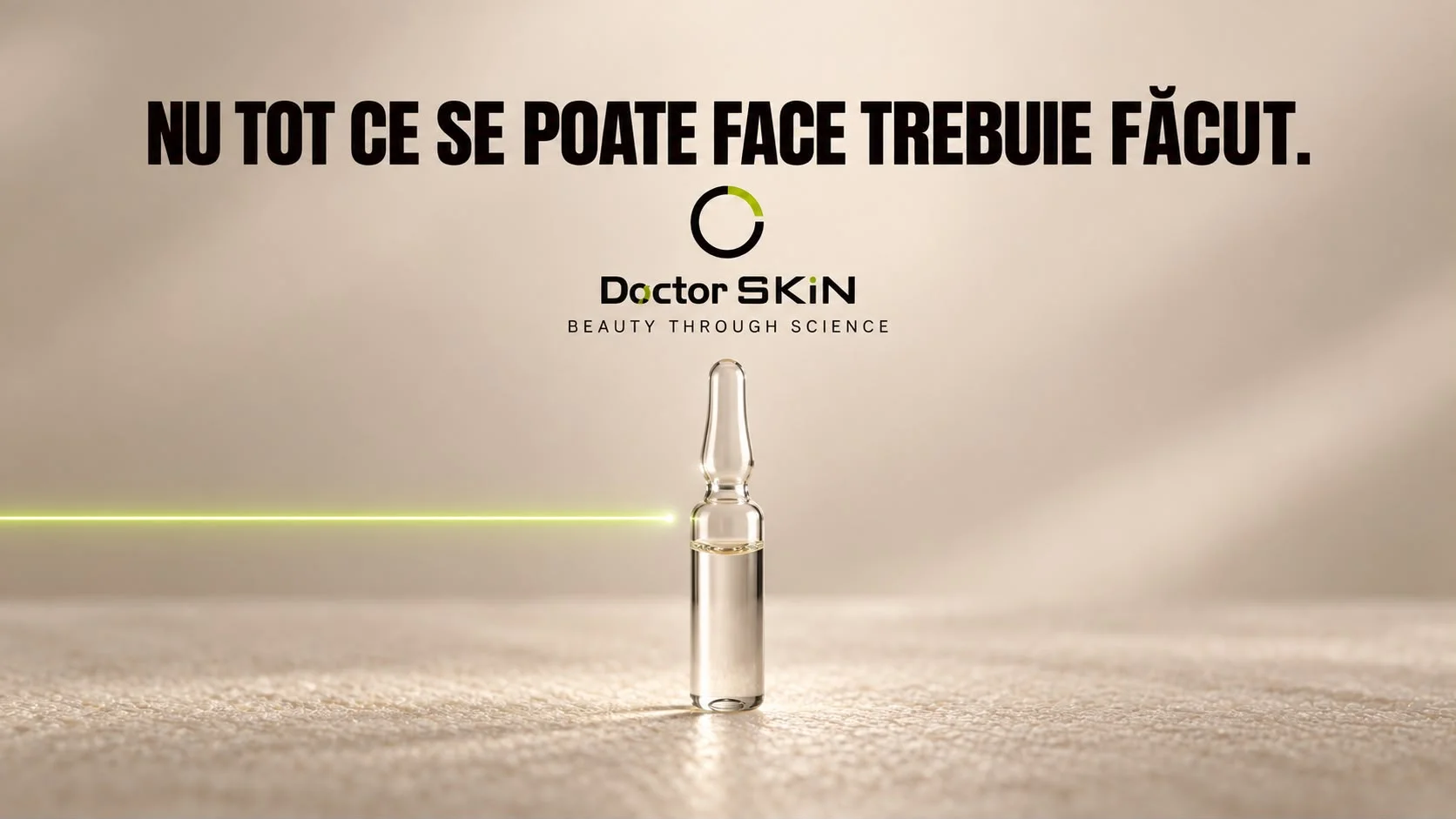 Planșă concept Doctor SKiN: o singură fiolă de sticlă transparentă stă în picioare pe o suprafață texturată, tăiată de o linie verde de laser, sub titlul „Nu tot ce se poate face trebuie făcut.” și lockupul Doctor SKiN, imagine care traduce în comunicare politica lor publică de a refuza tratamentele nepotrivite.