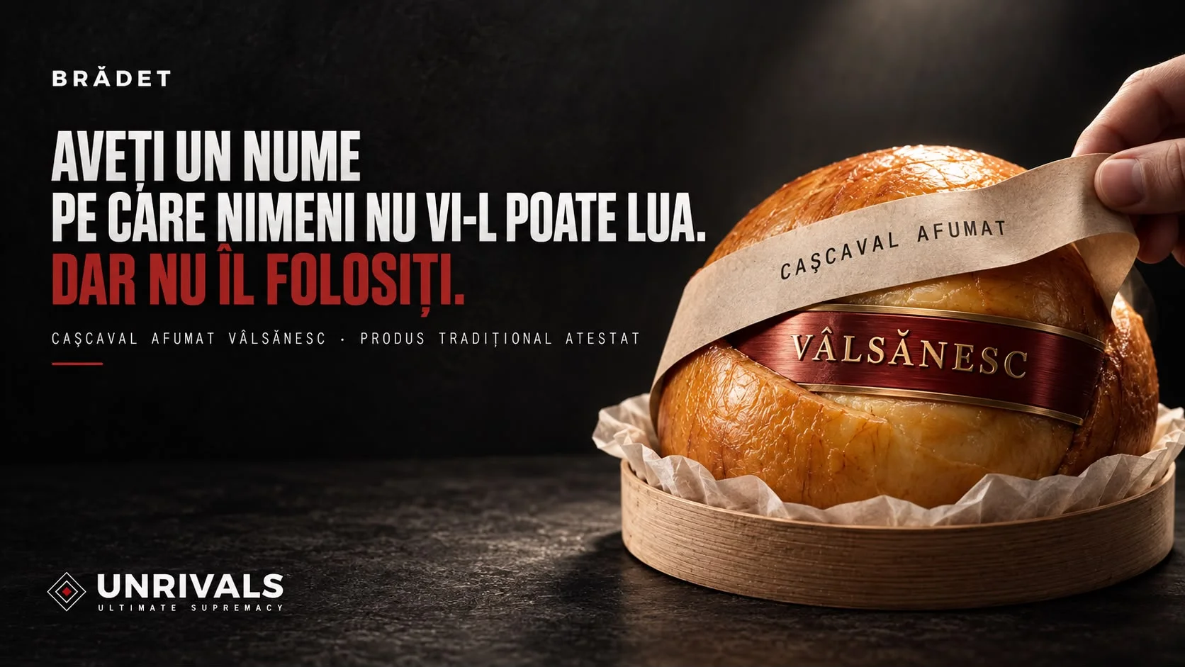 Planșă concept Brădet: un cașcaval afumat bombat, așezat în caserola lui de lemn pe fundal întunecat, cu o bandă de hârtie „CAȘCAVAL AFUMAT” și o etichetă roșu-auriu „VÂLSĂNESC” pe care o mână o desface, lângă titlul „Aveți un nume pe care nimeni nu vi-l poate lua. Dar nu îl folosiți.” și rândul „Cașcaval afumat vâlsănesc · produs tradițional atestat”.
