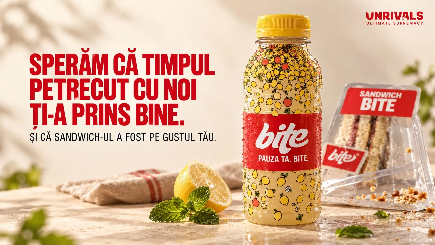 Planșă: o sticlă de limonadă BITE cu picături de condens, cu eticheta „Pauza ta. Bite.”, stă lângă un pachet de sandwich-uri BITE, cu o lămâie tăiată și frunze de mentă alături. Textul spune că sperăm că timpul petrecut cu noi ți-a prins bine și că sandwich-ul a fost pe gustul tău.