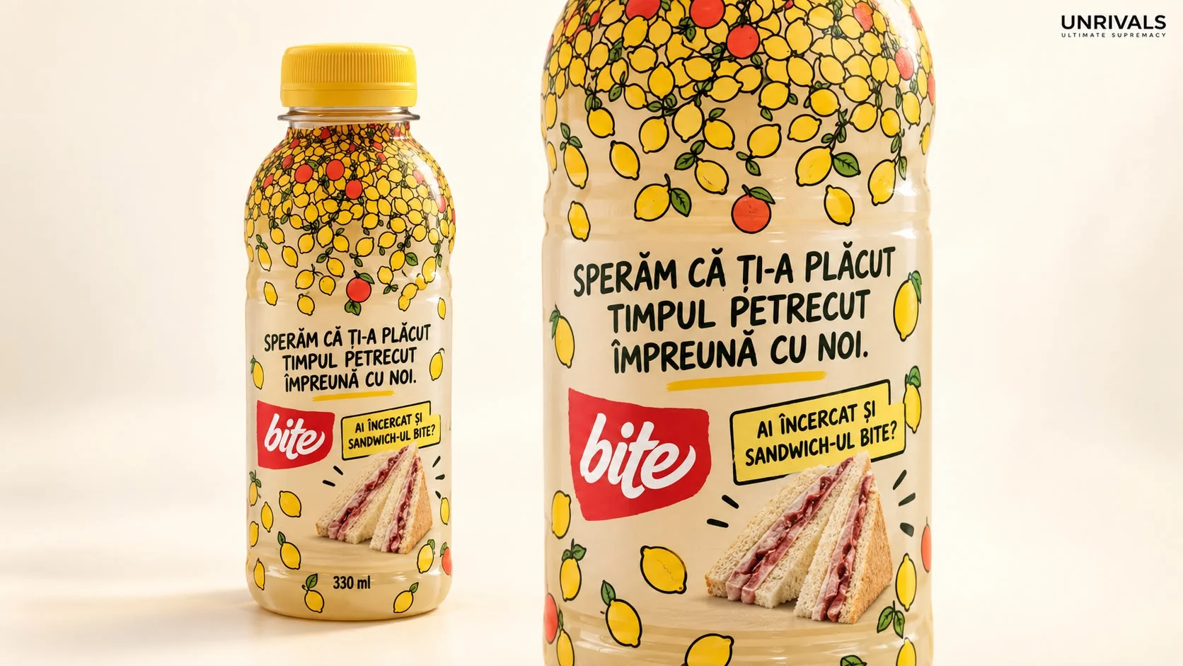 Planșă: două sticle de limonadă BITE cu print de lămâi, una întreagă și una mărită pe etichetă. Pe ambalaj scrie că sperăm că ți-a plăcut timpul petrecut împreună cu noi, iar o etichetă galbenă întreabă dacă ai încercat și sandwich-ul BITE, cu un sandwich desenat alături.