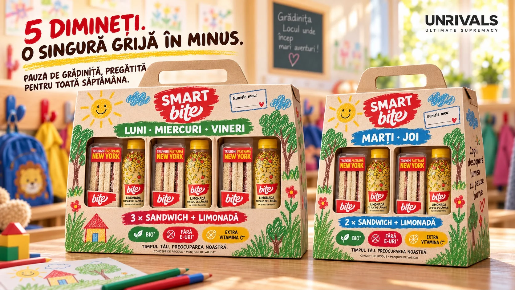 Planșă de concept: două cutii SMART bite stau una lângă alta pe o masă de grădiniță, prima marcată luni, miercuri, vineri, cu trei sandwich-uri și trei limonade, a doua marcată marți, joi, cu două. Ambele poartă aceleași bulinele: bio, fără E-uri, extra vitamina C. Textul spune că sunt 5 dimineți și o singură grijă în minus, cu pauza de grădiniță pregătită pentru toată săptămâna.
