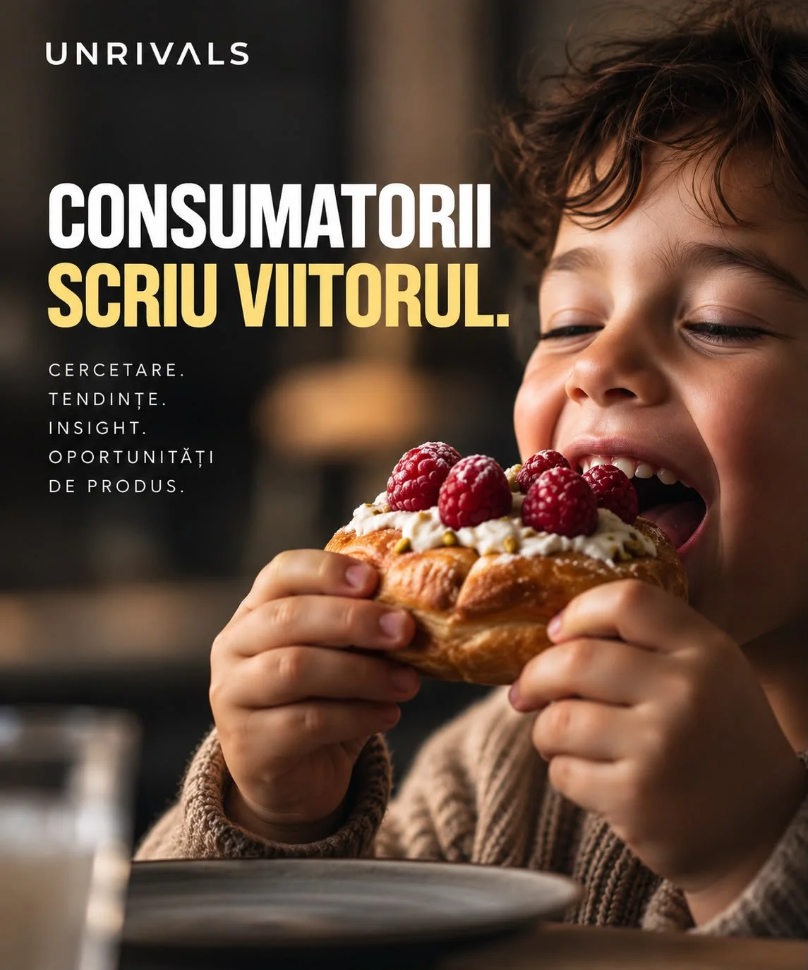 Planșă: un copil mușcă dintr-o brioșă cu zmeură și frișcă. Textul spune că viitorul se scrie de către consumatori, sub el cuvintele cercetare, tendințe, insight, oportunități de produs.
